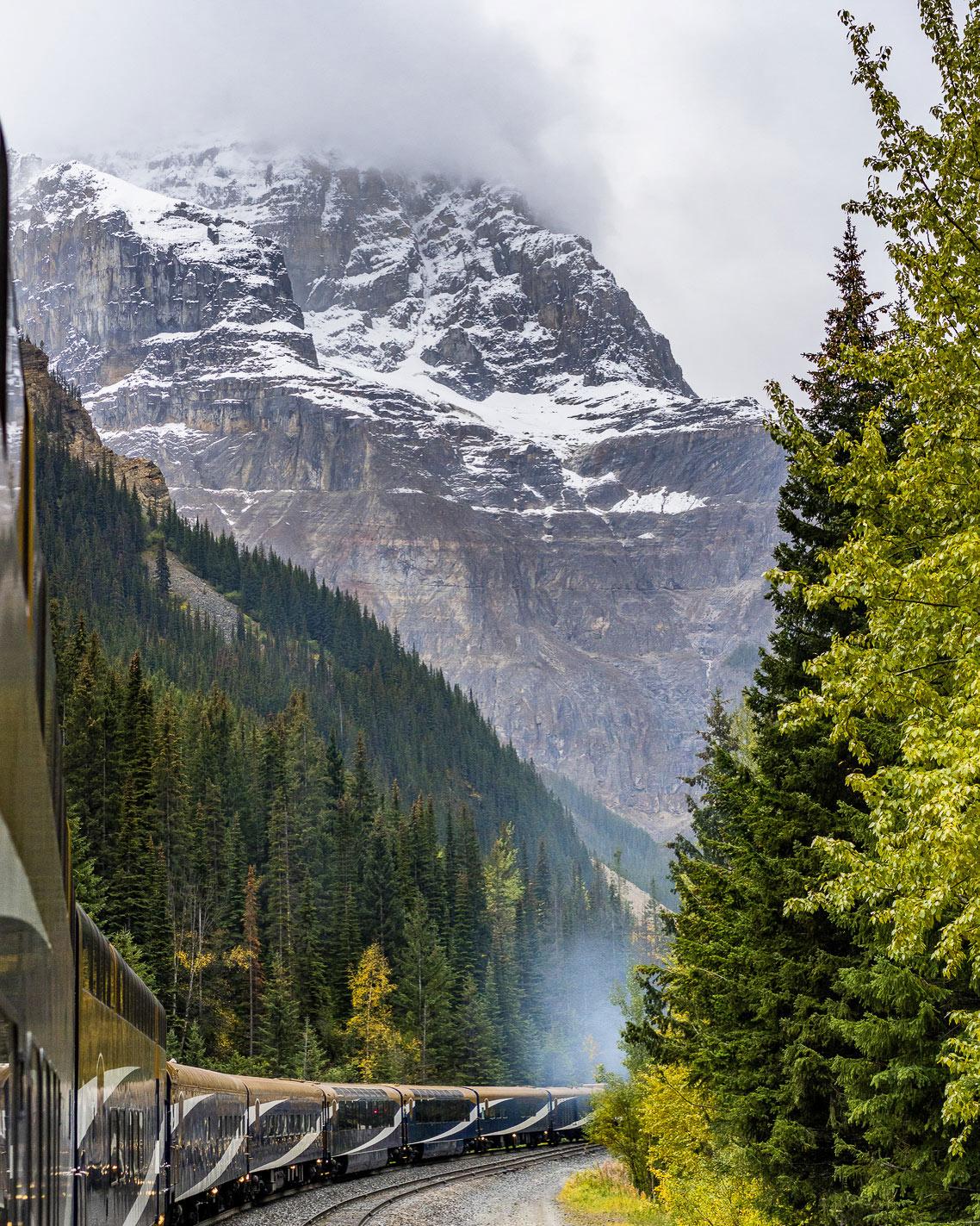 قطار کوه های راکی کانادا
