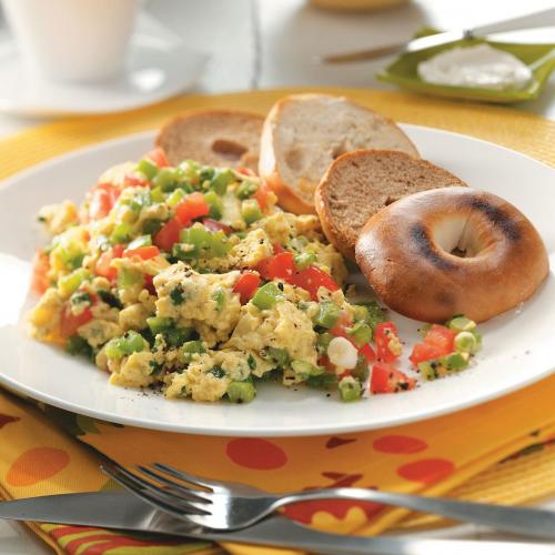 دستور پخت غذای کانادایی: اسکرامبل تخم مرغ و سبزیجات