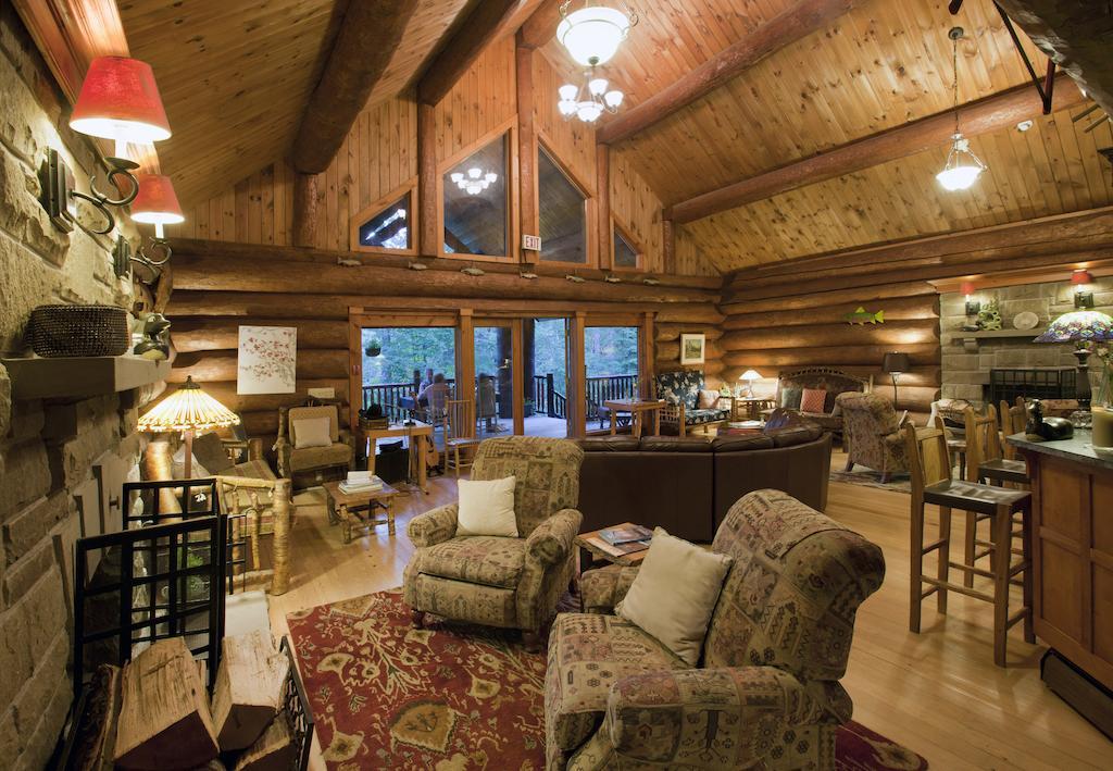 اقامتگاه لوژ تروت پوینت (Trout Point Lodge) کانادا