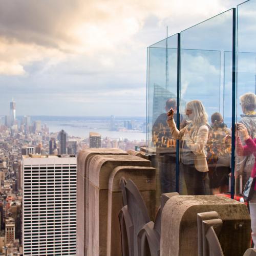 بر بلندای Rock Observation Deck نیویورک، کانادا