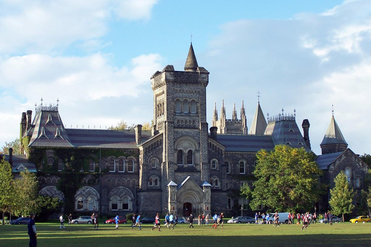 گردش در دانشگاه تورنتو (University of Toronto)