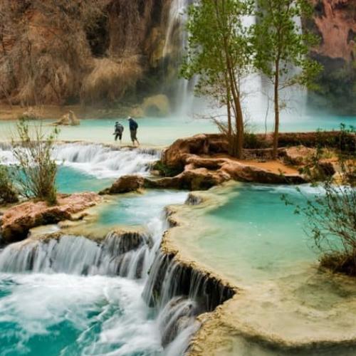 شنا در زیر آبشارهای هاواسو در گرند کنیون، ایالات متحده آمریکا