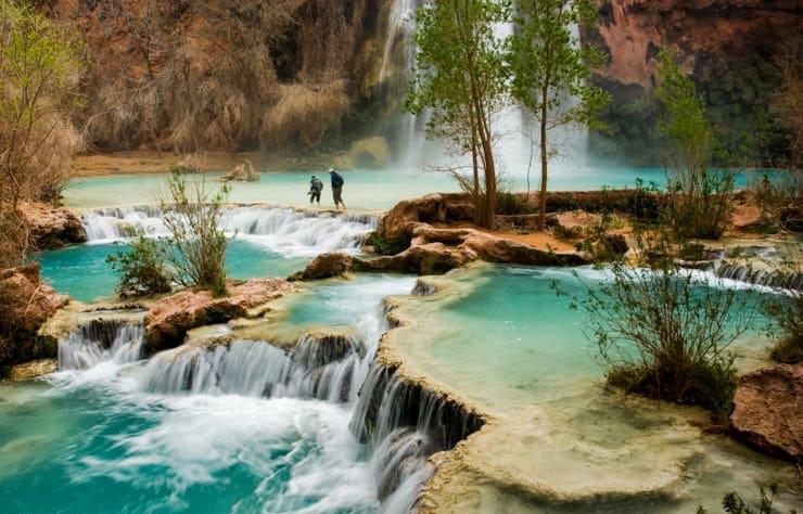 شنا در زیر آبشارهای هاواسو در گرند کنیون، ایالات متحده آمریکا