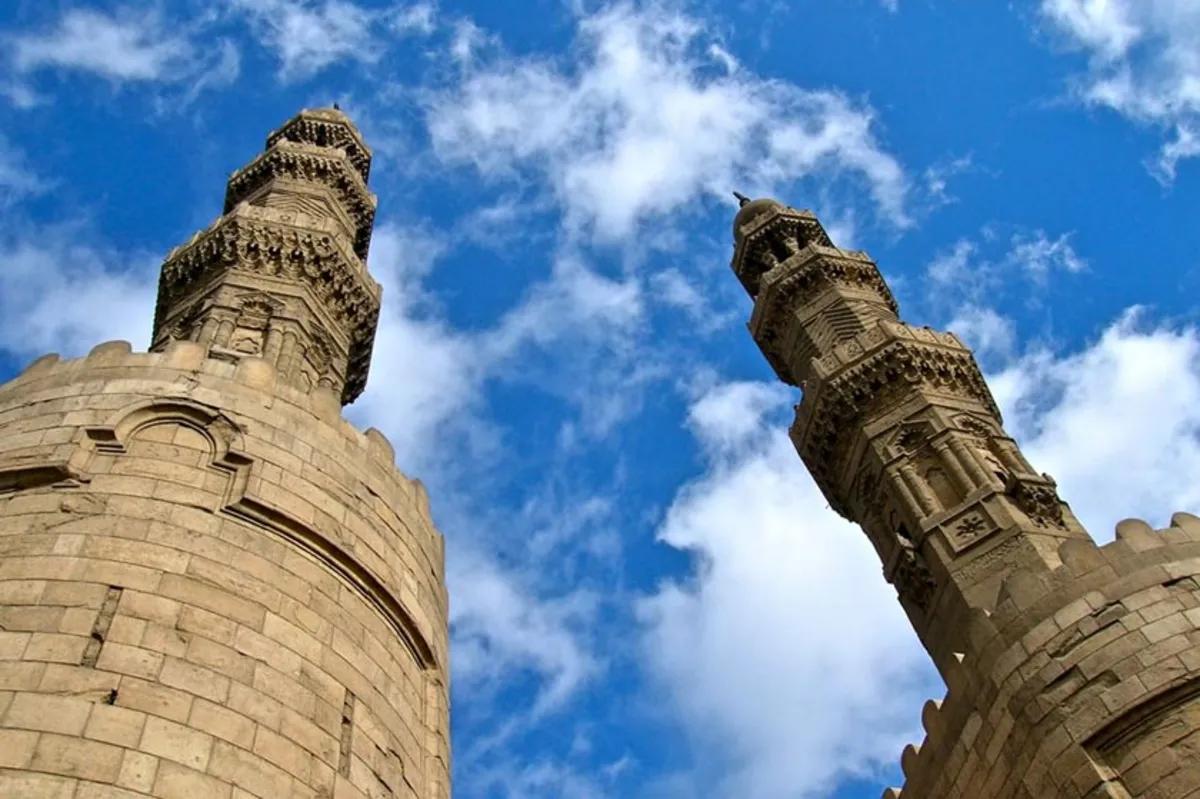 دروازه زویله (Bab Zuweila): از دژ فاطمی تا قلب تپنده قاهره معاصر