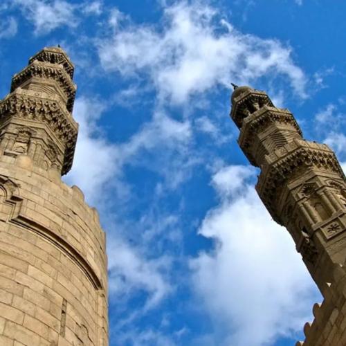 دروازه زویله (Bab Zuweila): از دژ فاطمی تا قلب تپنده قاهره معاصر